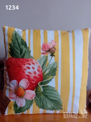 Декоративна нова  възглавница с цветя и ягода