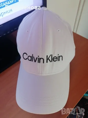 нова дамска маркова шапка. 