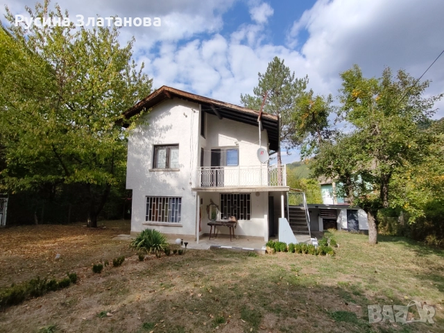 Продавам обзаведена двуетажна къща в с. Владо Тричков, снимка 2 - Къщи - 52330117