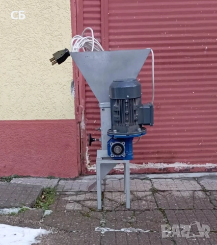 Машина за чупене на орехи, лешници, кайсиеви ядки, бадеми на трифазен ток