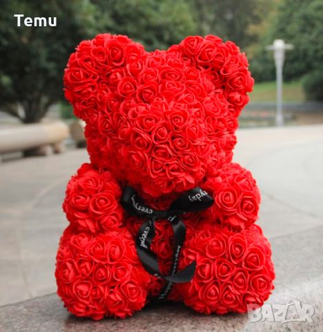 Мече изработено от рози с панделка, 38см, цвят: червен / Мечето е изумително творение от меки рози и