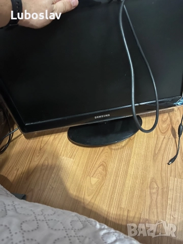 Продавам монитор + видеото карта амд r9 200 series 2gb подходяща е за леки игри монитора запазен , снимка 3 - Монитори - 52812523