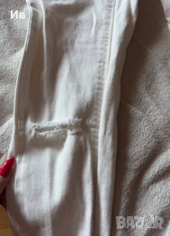 Бели дамски дънки Bershka, снимка 3 - Дънки - 52982482