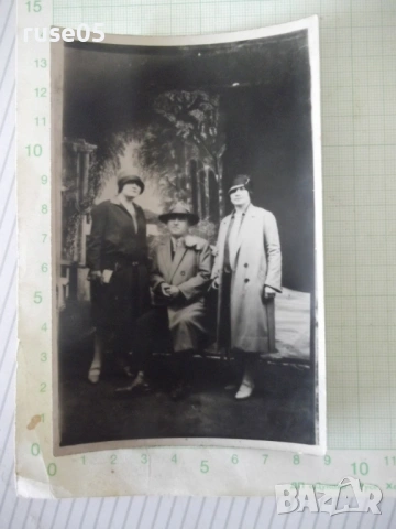 Снимка на две жени и мъж във фотостудио стара