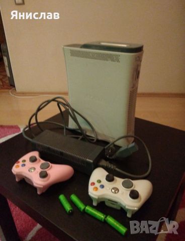 XBOX 360 хакнат с два джойстика, снимка 1 - Xbox конзоли - 45983097