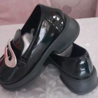 Продавам Нови черни Обувки от изкуствен лак с метално украшение. 37н , снимка 2 - Дамски ежедневни обувки - 45609830