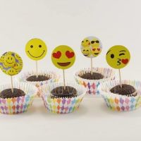 10 бр Smiley Emoji Смайли Емотикон еможи топери клечки за мъфини декорация и украса, снимка 1 - Други - 45457337
