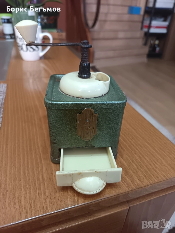 I.I.L RESITA МЕТАЛНА РЕТРО МЕЛНИЦА , снимка 1