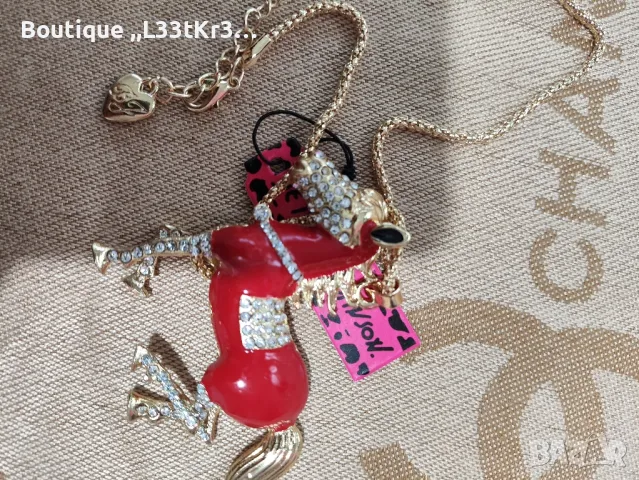 Колие Betsey Johnson, снимка 1 - Колиета, медальони, синджири - 46873910