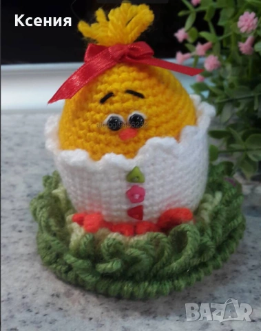 Великденски подаръци. Пиленце /момиче/ на тревата. Плетена играчка. Ръчно изработени.