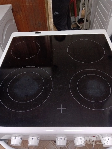 Свободно стояща печка с керамичен плот VOSS Electrolux с две години гаранция!, снимка 2 - Печки, фурни - 53449081