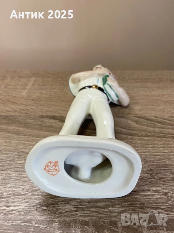 Винтидж порцеланова статуетка „Ученик с книга „Куба““, СССР, снимка 3 - Антикварни и старинни предмети - 53236728