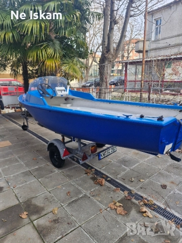лодка със колесар за разходка и риболов