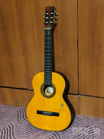 Продавам акустична китара 