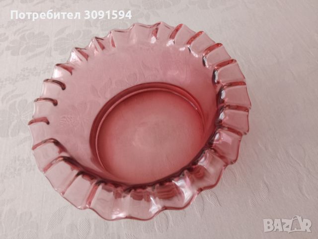 Арт Деко Стъклена  бомбониера с релефен ръб цвят червена боровинка диаметър 18 см горната част долна, снимка 3 - Антикварни и старинни предмети - 45622085