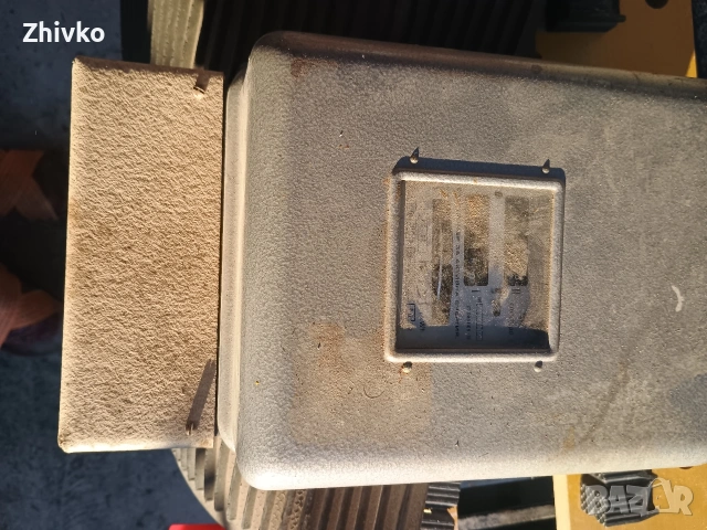 трифазен електромер 