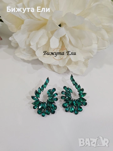 Официални обеци със зелени кристали , снимка 2 - Обеци - 53831398