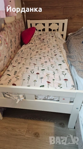 Продавам детско легло IKEA с матрак и подматрачна рамка. Запазено