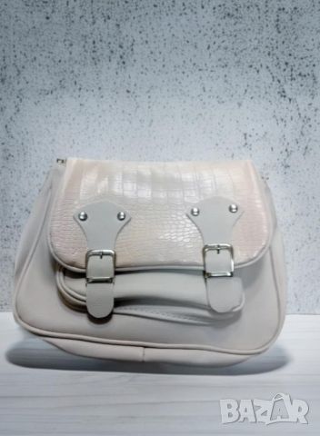 Дамска кожена чанта с катарама, снимка 2 - Чанти - 46091201