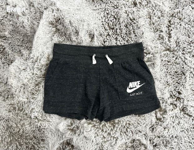 Дамски шорти Nike, Размер М, снимка 2 - Къси панталони и бермуди - 46412085