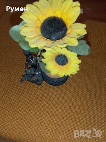Поставка със саксийка с изкуствени цветя, снимка 1 - Декорация за дома - 46215955