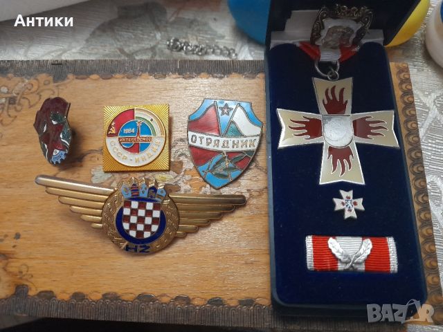 Значки, орден , снимка 1 - Антикварни и старинни предмети - 46168486