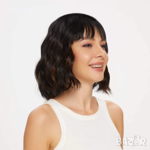 Къса черна къдрава боб перука с бретон и фини златисти кичури - 30 см, снимка 4 - Аксесоари за коса - 52973062
