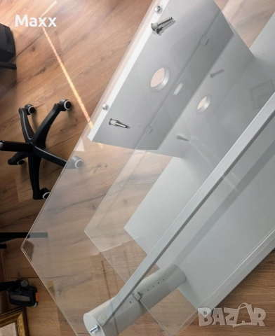 Продава стъклен телевизионен шкаф, снимка 2 - Шкафове - 52777778