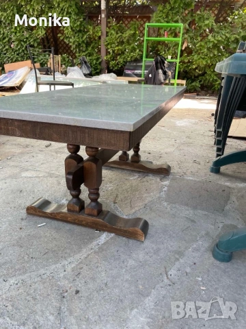 Маса с мраморен плот 