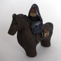 Керамична фигура Викинг на кон, шведска керамика, маркирана за произход, снимка 7 - Статуетки - 45784221