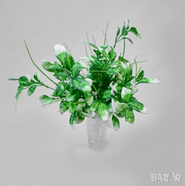 Изкуствена аранжировка от зелени клонки с бели акценти – Стилна нотка свежест за интериора, снимка 1