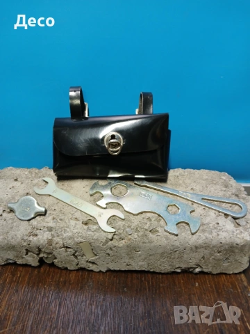 Стара чантичка със инструменти ГАЗ за ретро велосипед.
