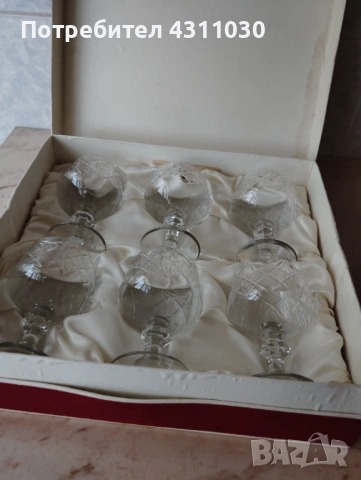 Нови кристални чаши в червена кадифена кутия от 80-те години, снимка 2 - Сервизи - 54203941