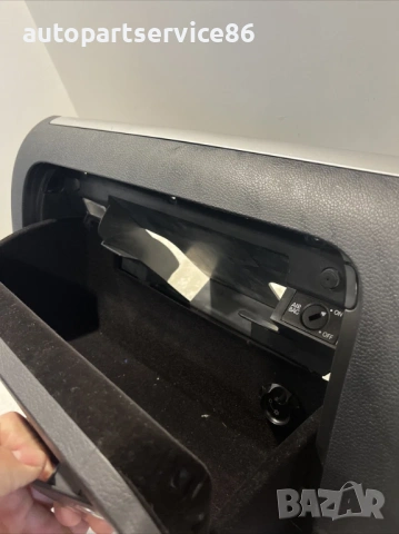 Барче за ръкавици черно за Volkswagen Scirocco (2008) 1K2857290 , снимка 2 - Части - 53810566