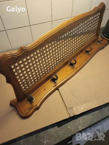 Стара закачалка за дрехи от масивно дърво и ратан 