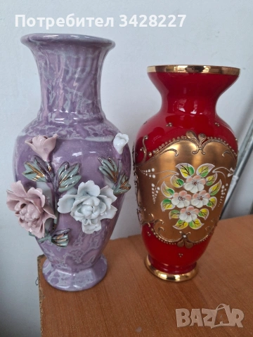 Вази с орнаменти.