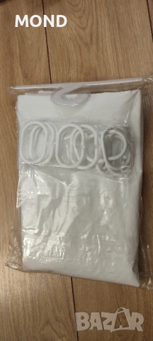 Бяла завеса за баня с халки