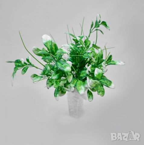 Изкуствена аранжировка от зелени клонки с бели акценти – Стилна нотка свежест за интериора