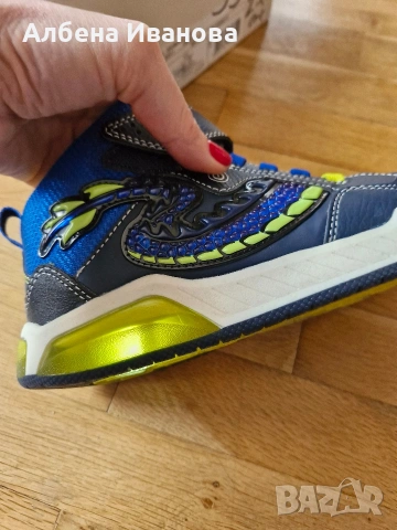 Светещи маратонки Geox 35 номер, снимка 10 - Детски маратонки - 53704879