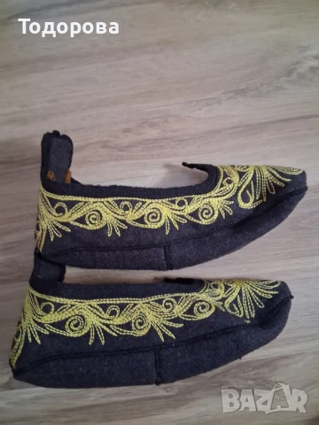 Старинни родопски невестински везани терлици с гайтан изработка 50те години

, снимка 3 - Български сувенири - 50892988