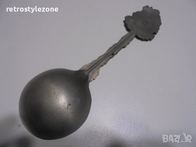 № 8486 СТАРА КАЛАЕНА ЛЪЖИЦА С РЕЛЕФНА ГЛАВА НА ЕЛЕН – ZINN , снимка 3 - Други ценни предмети - 51638490