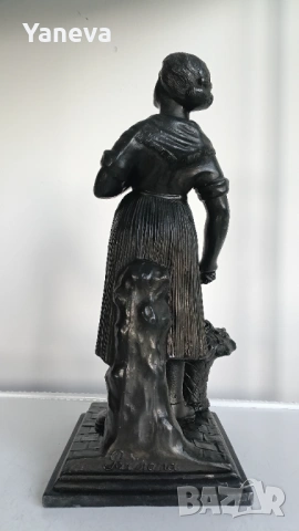 Френска, метална, антикварна статуетка  в романтичен стил, изобразяваща младо момиче с цветя. , снимка 8 - Статуетки - 54151864