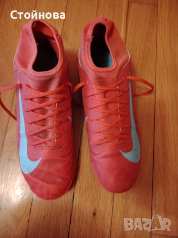 Продавам футболни обувки стоножки Nike 