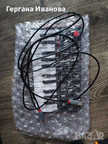 Akai MPK Mini MK3 компактен USB MIDI контролер, Отлично състояние!, снимка 2 - Други - 53616247