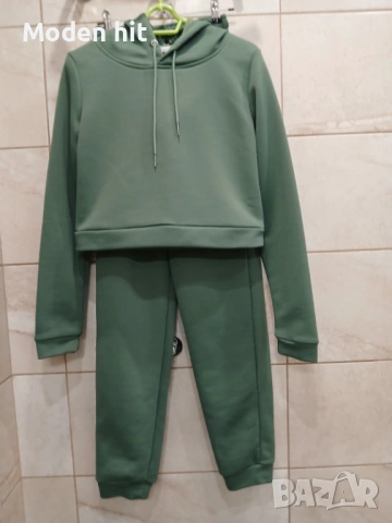 Дамски екип - късо худи и долнище с висока талия