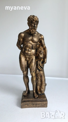 Херкулес в почиваща поза, облегнат на Немейският лъв след като го е победител . 