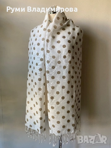 Бял шал на бежови точки, снимка 4 - Шалове - 53423351