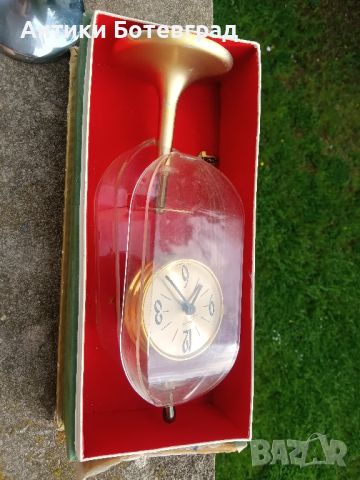 8-дневен настолен часовник Johmid Rare Lucite Tulip Base Pendulette
, снимка 3 - Антикварни и старинни предмети - 45834892