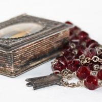 Стара Католическа молитвена броеница в красива кутия, снимка 9 - Колекции - 45080171