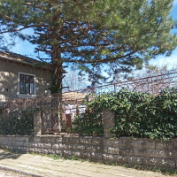 Къща в гр.Попово, кв.Невски, двор 2867 кв.м., допълнителни постройки, снимка 1 - Къщи - 45057556